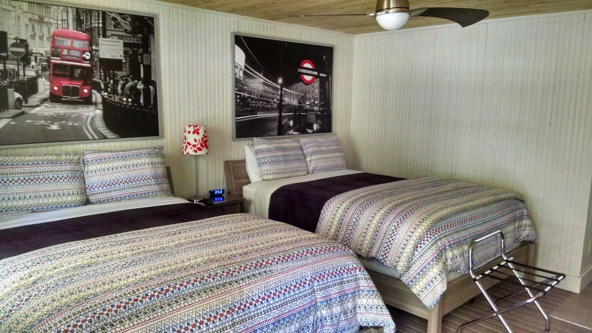 The Saugatuck Retro Resort Bagian luar foto