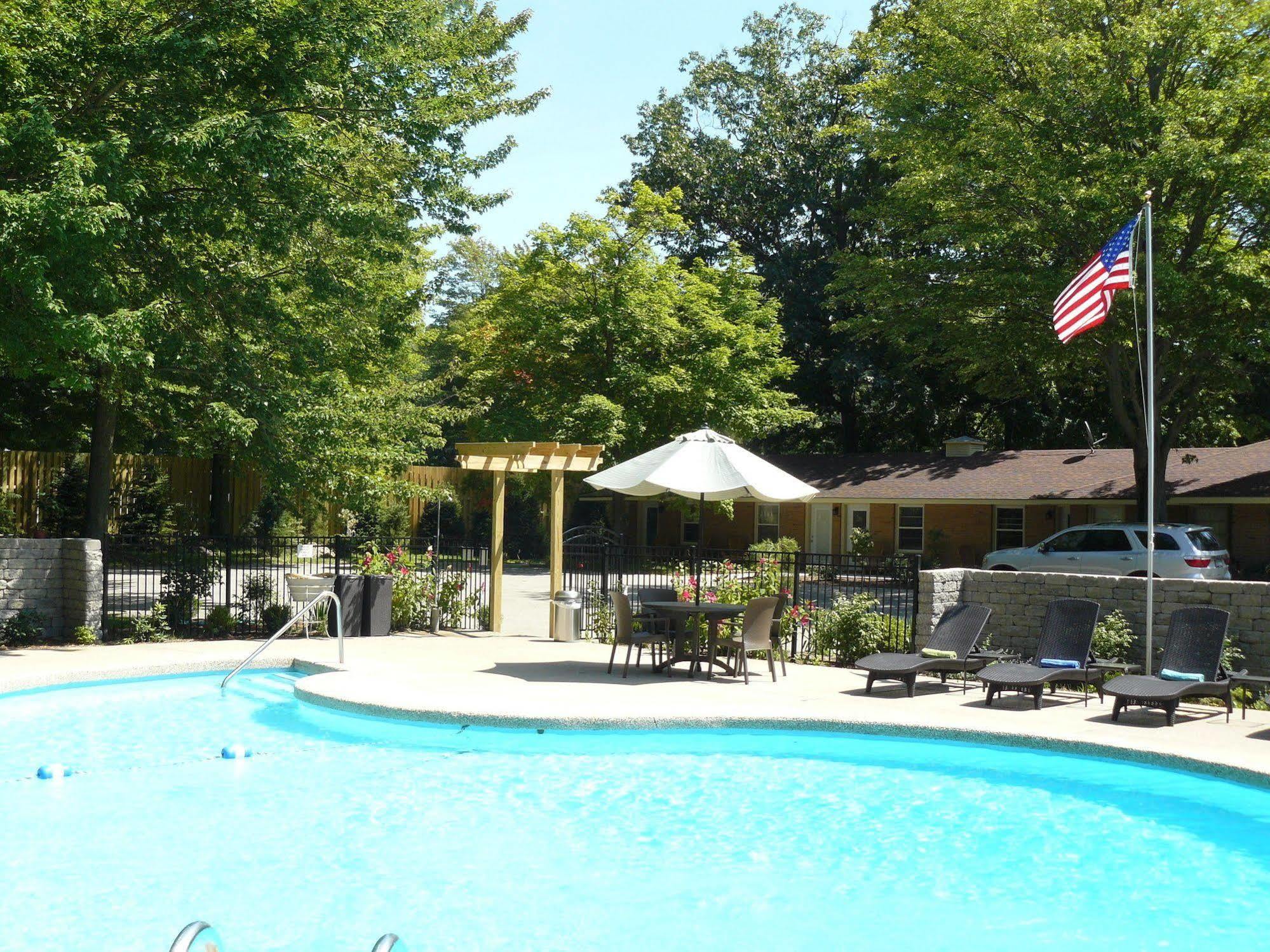 The Saugatuck Retro Resort Bagian luar foto