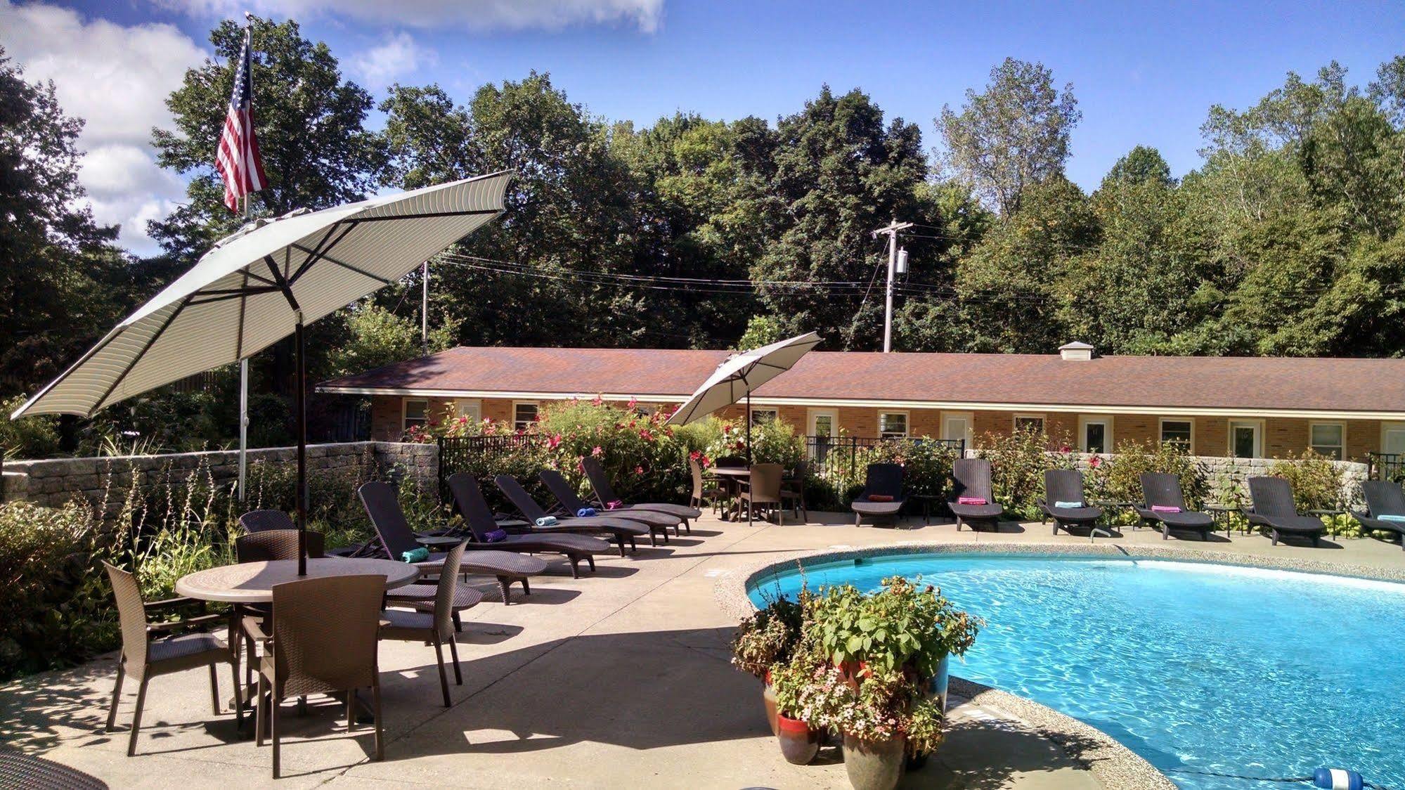 The Saugatuck Retro Resort Bagian luar foto