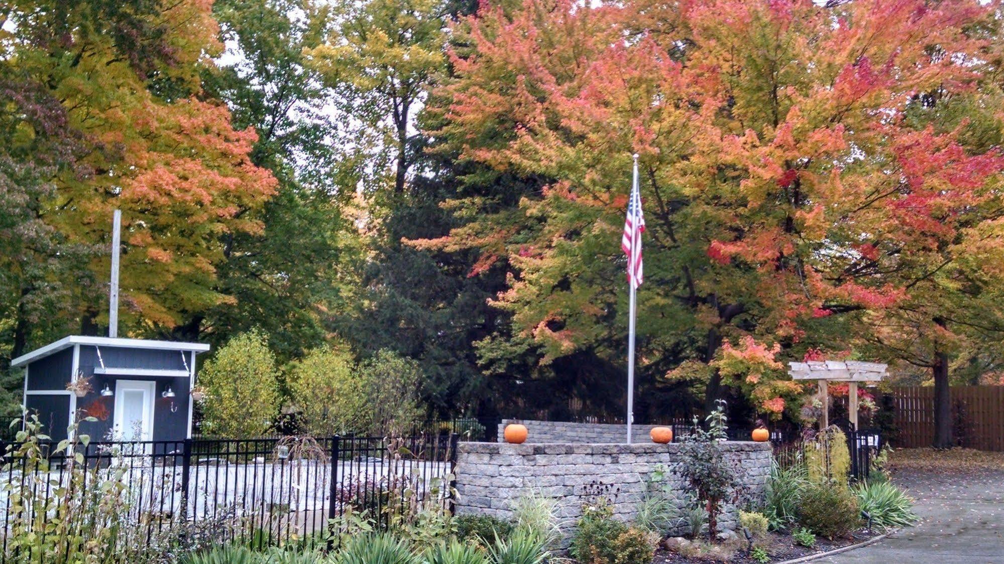 The Saugatuck Retro Resort Bagian luar foto